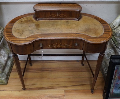 An Edwardian satinwood banded marquetry inlaid mahogany kidney shaped writing desk, width 89cm, depth 48cm, height 81cm